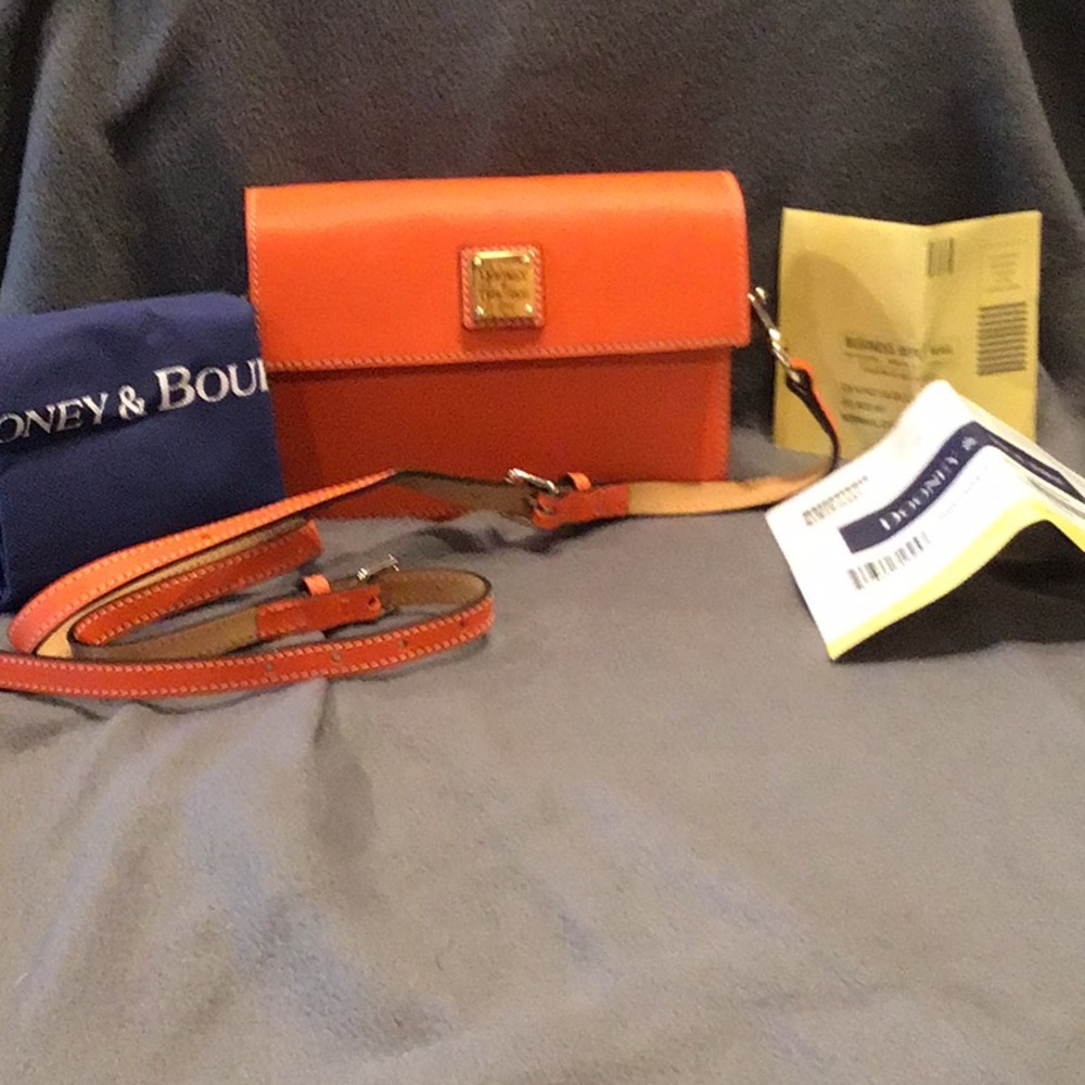 DOONEY & BOURKE LEATHER CROSSBODY BAG.